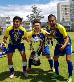 El COLEGIO MEJÍA se llevó la Orejona. - Intercolegial de fútbol para exalumnos de Quito